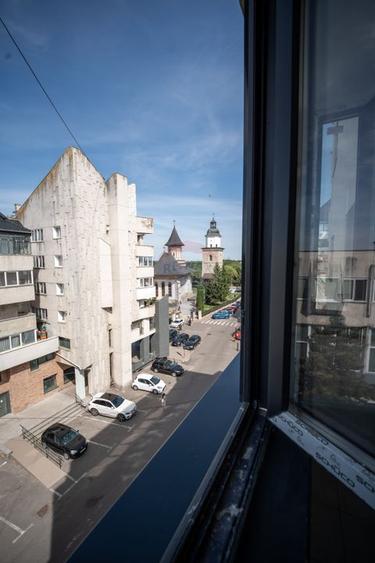 Apartament cu 4 camere de vânzare în zona Central