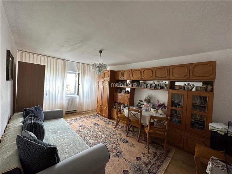 Decomandat etaj intermediar - 2