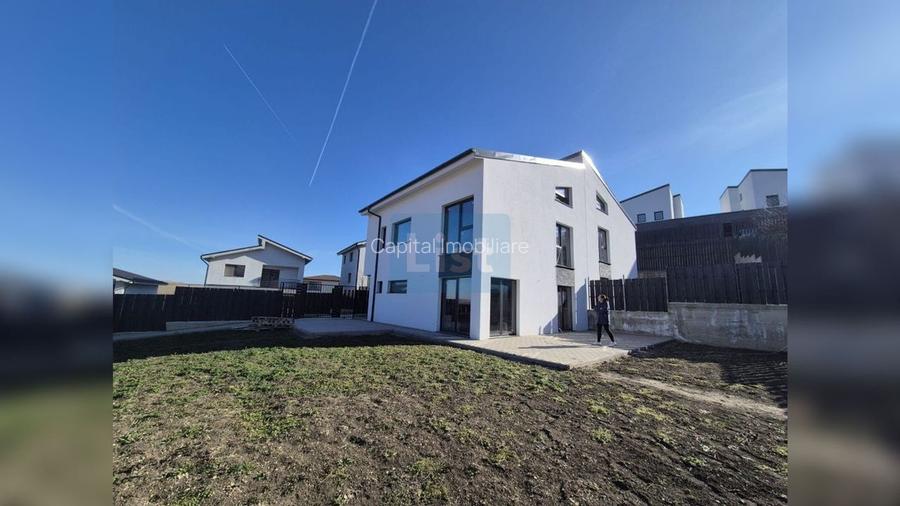 Case cu arhitectura nordica, panouri fotovoltaice, central Dezmir - 2