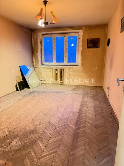 Titan, la 5 minute metrou Costin Georgian, pe intrarea Muncii, bloc 1977 - 13