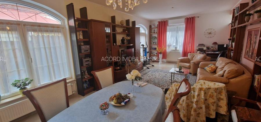 Casă / Vilă cu 5 camere de vânzare în zona Central - 2