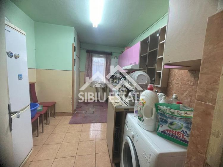 Apartament de vanzare cu 3 camere, decomandat,  2 balcoane, pivnita - 2