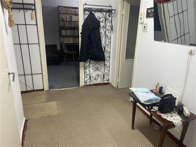 Apartament 3 camere , zona ultracentrala -Primaria Focsani , et 3 8 , decomnadat - 8