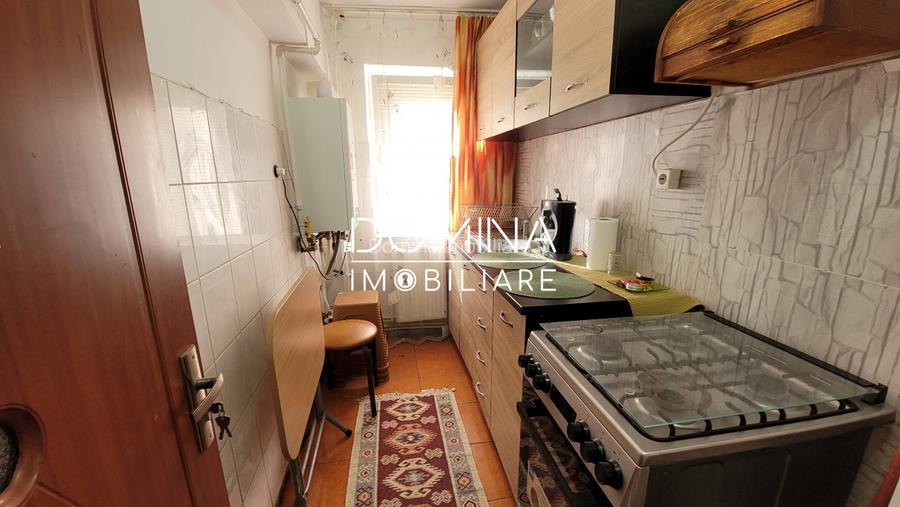Vanzare apartament 3 camere, Targu Jiu, zona 23 August - 6