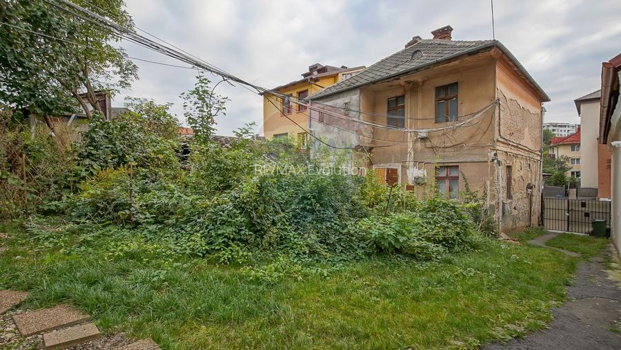 Vilă pe str Alexandru Ioan Cuza, 10 camere, S + P + E, teren 282 mp - 26