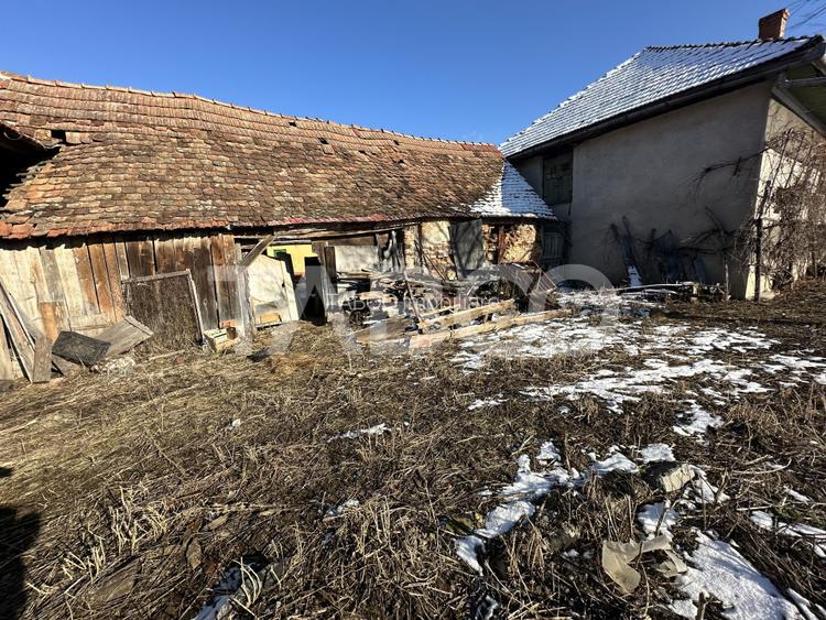 Casa cu potential de investitie 280 mp utili teren liber 2064 Cincu - 10