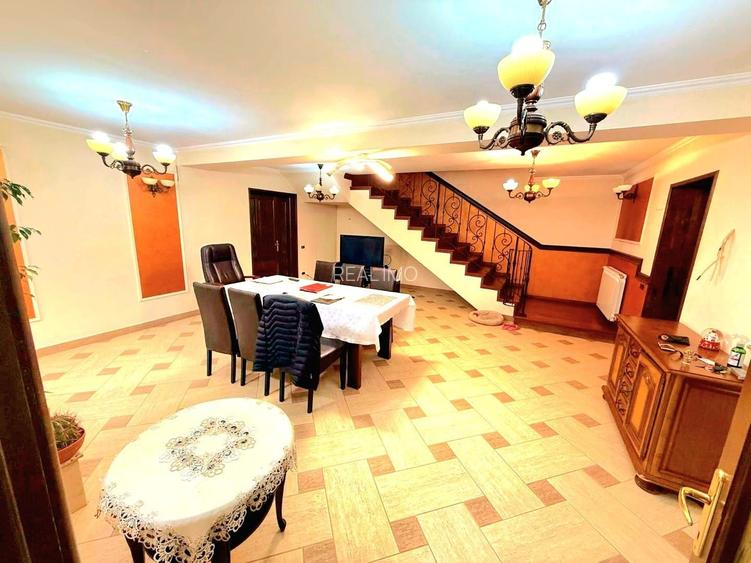 Cauți o casă mare sau spațiu pentru business? Aici le ai pe ambele! - 2