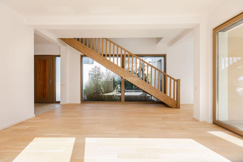 Casa Modernă cu Spații Vitrate Generoase - 2