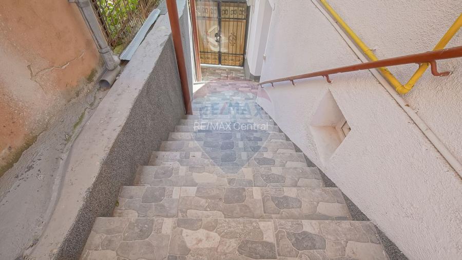 Casă falnică, curte individuală, langă Piața Unirii, în inima Scheilor - 27