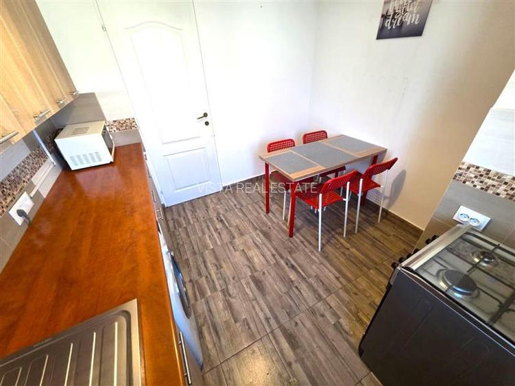 Apartament 2 camere luminos, loc de parcare. Se afla la 5 minute de Coresi.Zona - 6