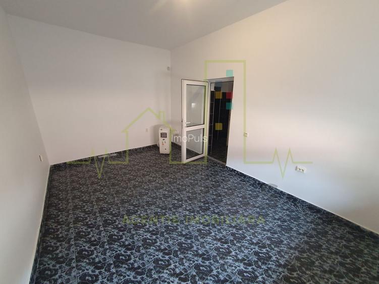 Casa individuala. 2 fronturi de pe 2 strazi (fata-spate). Se poate imparti in 2 - 12