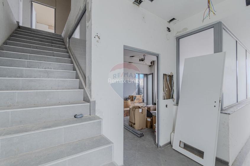 Cladire de 902 mp utili de vânzare, zona Grivitei - DN 13, COMISION 0 - 46