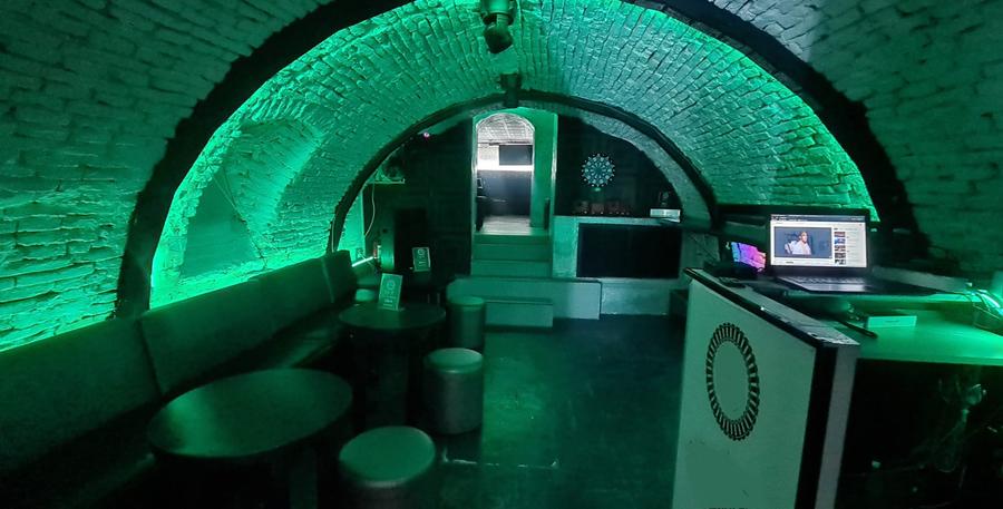 Imchiriez spatiu pretabil pentru bar,cafenea situat ultracentral,la demisol,80m