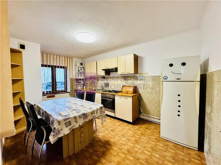 Casa de vanzare Piata Cluj | teren 336 mp | doua apartamente si anexe - 2