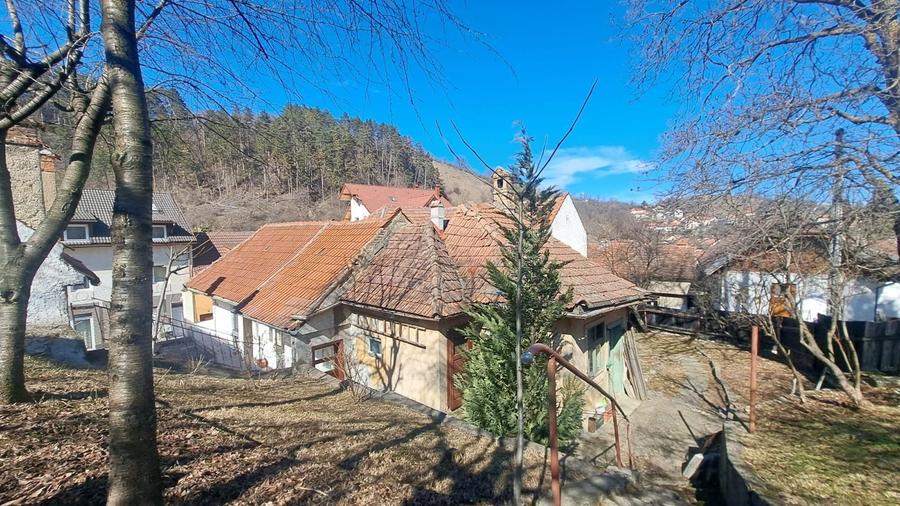 CASA CU TEREN GENEROS si acces pe doua fronturi