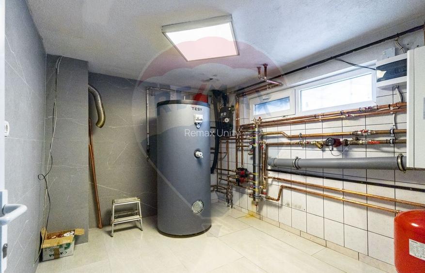 Casă spațioasă 350 mp utili, Teren 650 mp, Garaj subteran, Tractorul - 54