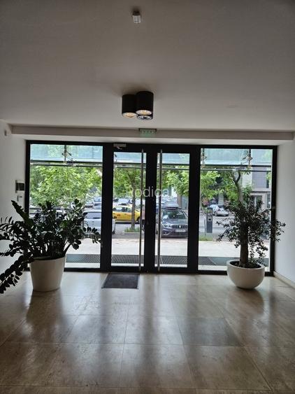 Spatiu stradal deosebit in cladire de birouri - 4