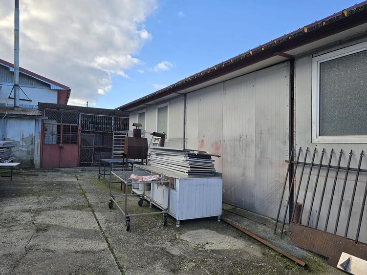 Se oferă spre vânzare / închiriere clădire cu spațiu comercial