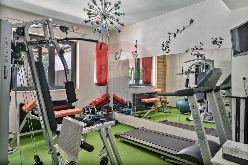 Vilă de arhitectură cu piscină, garaje și teren de 800 mp