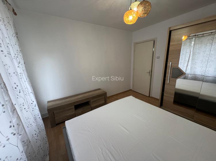 INCHIRIEZ apartament 2 camere semidecomandat,zona Centrala - 3