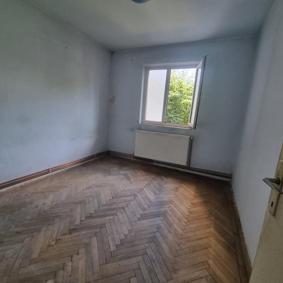 Proprietar vand apartament 3 camere etaj 1 semidecomandat zona Vlahuta 3