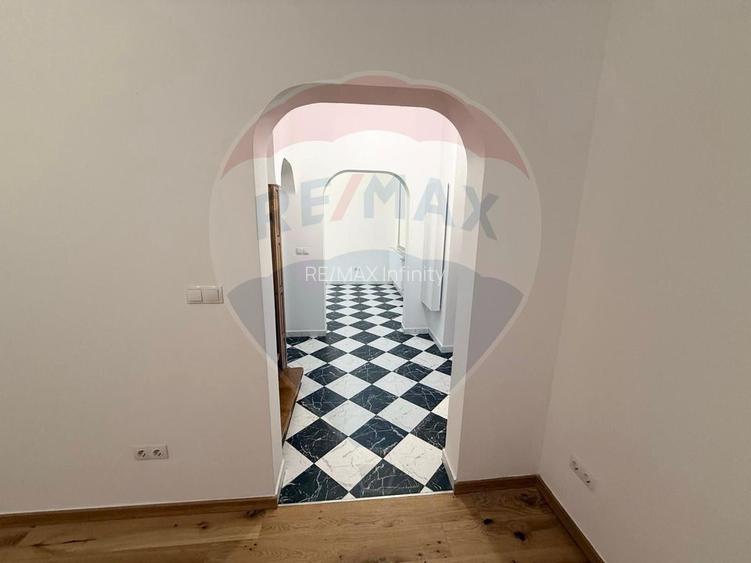 Apartament 4 camere, pe 2 niveluri si curte comuna în Centru - 27