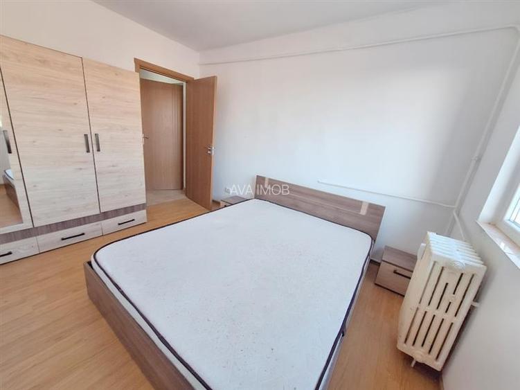 Apartament 2 semidecomandate, zona Milcov - 12