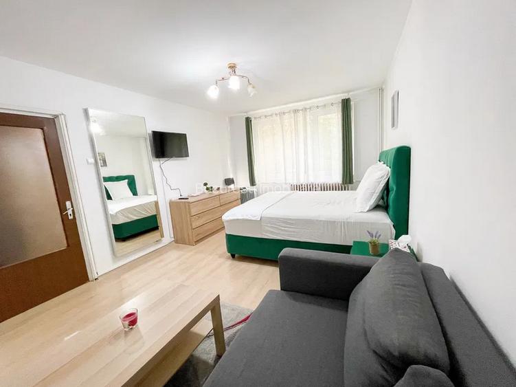 Titan,Metrou 1  Decembrie 1918,Parter/4,Bloc 1980,Decomandat,Geam baie! - 2