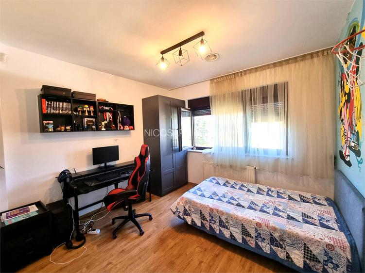 Chitila langa Lacul cu Nuferi si Padure - 8