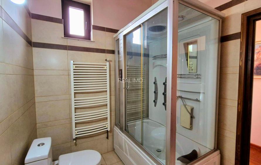 Cauți o casă mare sau spațiu pentru business? Aici le ai pe ambele! - 12