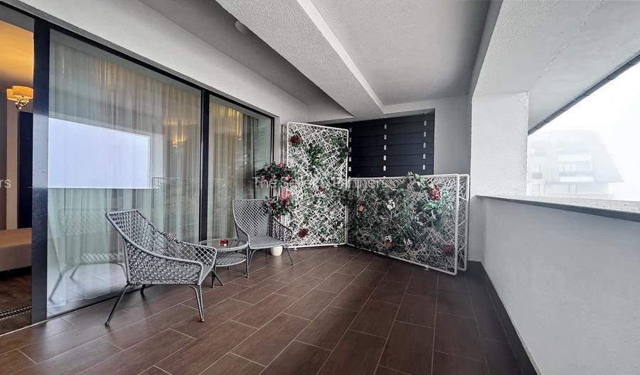 Priveliste spre masivul Postavarul - 10