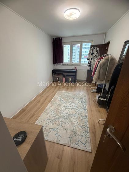 Proprietar vând apartament 3 camere etaj 5, renovat în bloc reabilitat preț  - 6