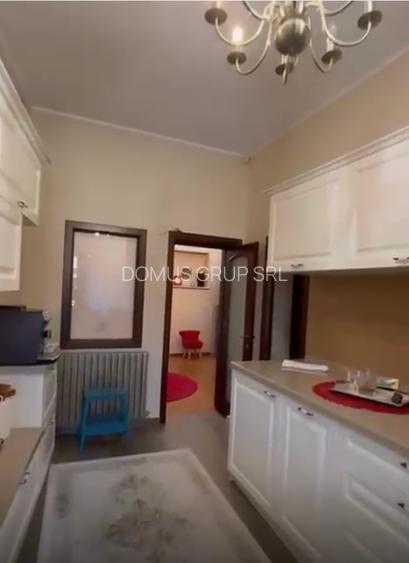 Vând apartament cu 3 camere , et 1, bd Ferdinand - 6