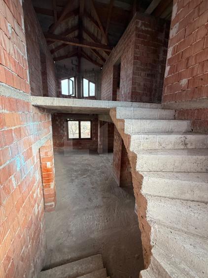 Casa cu 7 camere, 250 mp, zona Mesteacan (Halmeu)