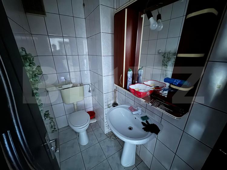 Apartament 3 camere, decomandat - zona Velenta