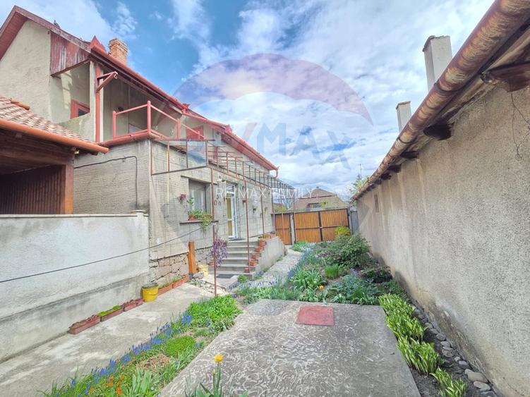 Casă cu etaj , curte proprie - 12