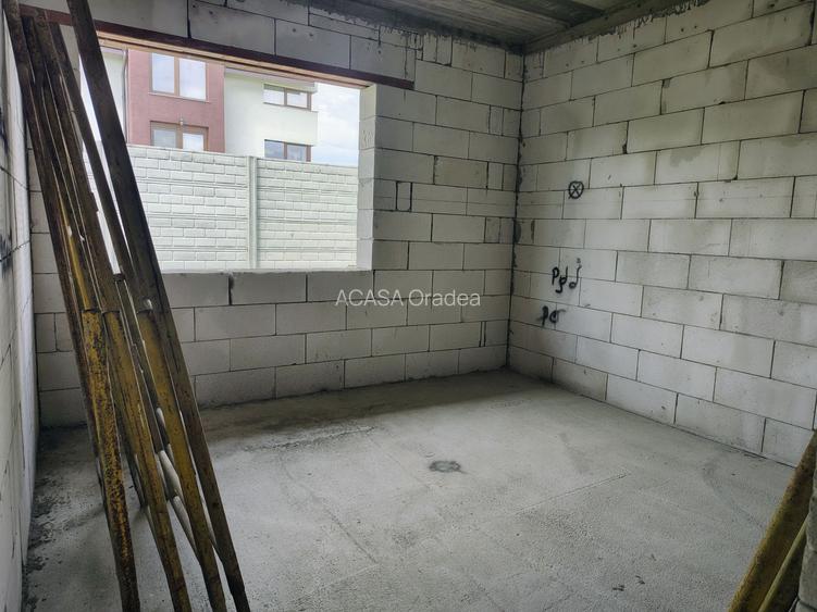 Casă la roșu,  – Oradea, str. Caișilor. 175 000 E . Comision 0 - 7