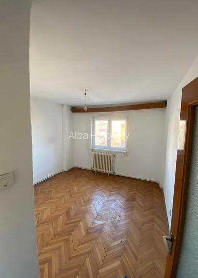 Apartament 3 camere  decomnadat , zona  Cetate - 2