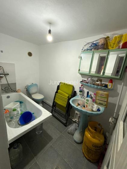 Vând Casă in Târnova strada principala  - 7