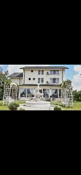 Vila spatioasa,  cu piscina si gradina matura