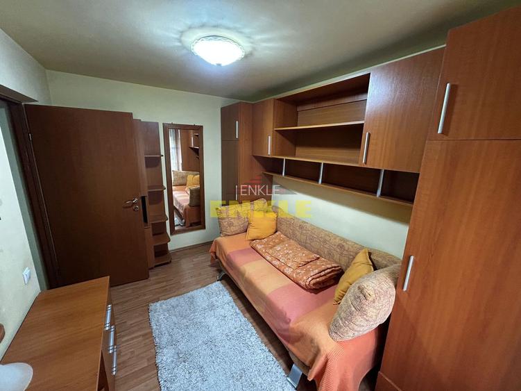 De inchiriat apartament cu 3 camere, zona Bulevard - 15