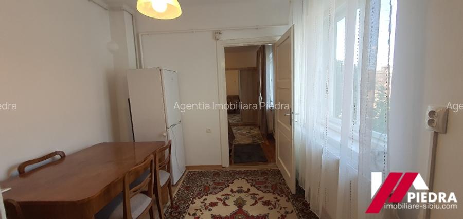 Inchiriez   garsoniera  renovata, situata central pe str. 9 Mai etaj 1,mobilata - 8