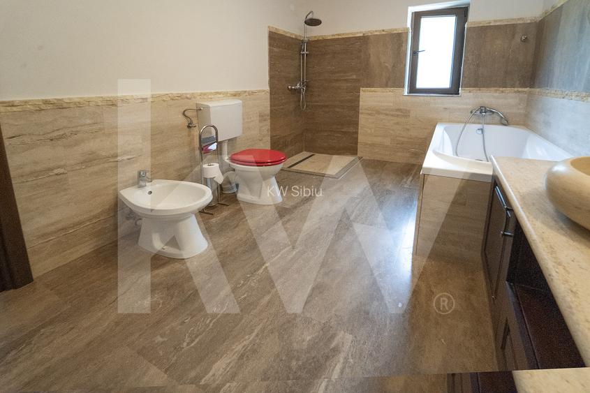 Vila exclusivista cu piscina si panorama de vis Cisnadioara - 31