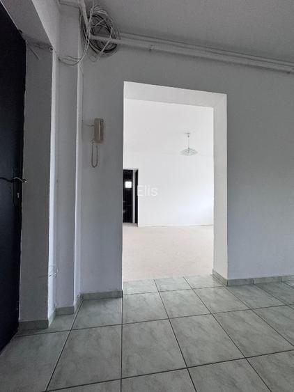 Proprietar vând apartament cu 2 camere, situat în Arad, zona Calea Aurel Vlaicu - 14