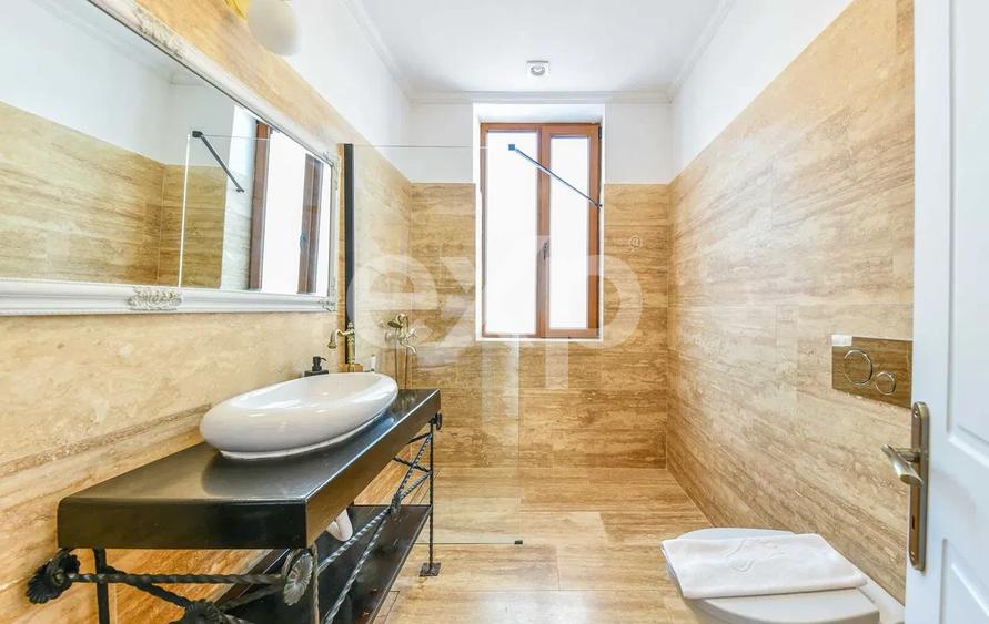 Apartament cu 3 camere | Ultracentral | Parcare in curte