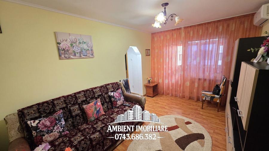 Apartament cu 3 camere, etaj 4, NEMOBILAT, zona CENTRU;
