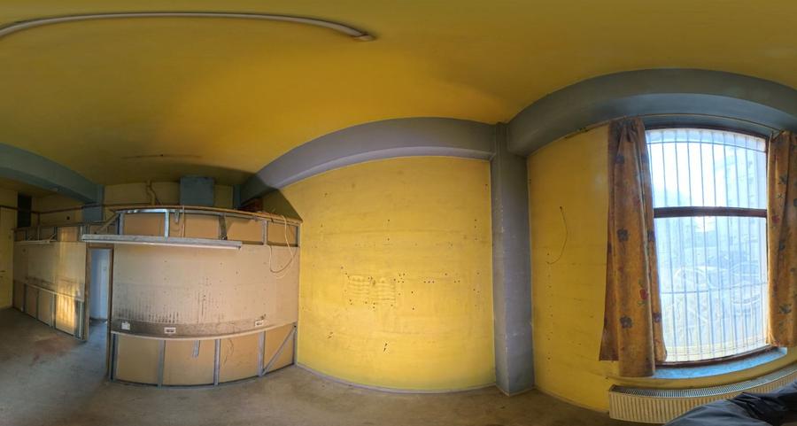Spațiu Comercial de Închiriat în Sos. Alba Iulia Bl.18 Preț Negociabil