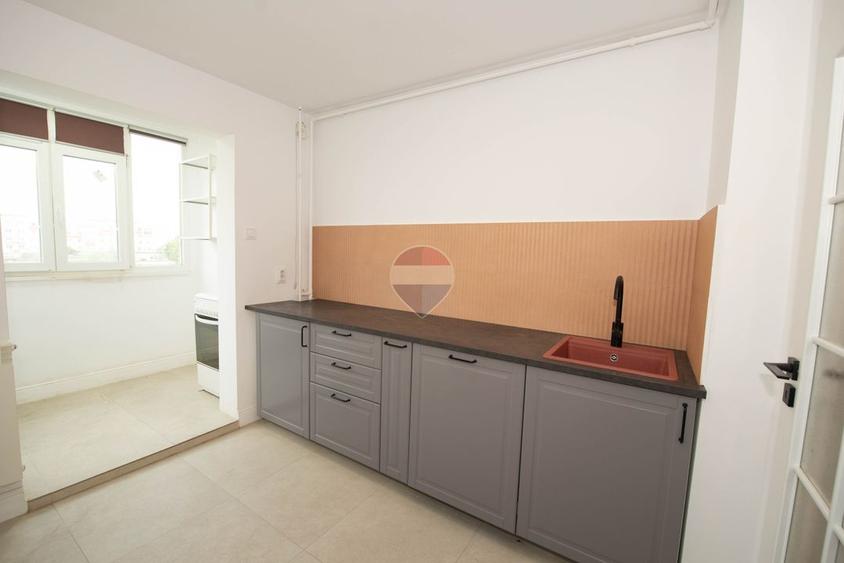 Apartament 3 camere de vanzare, balcon, renovat, Berceni, sector 4