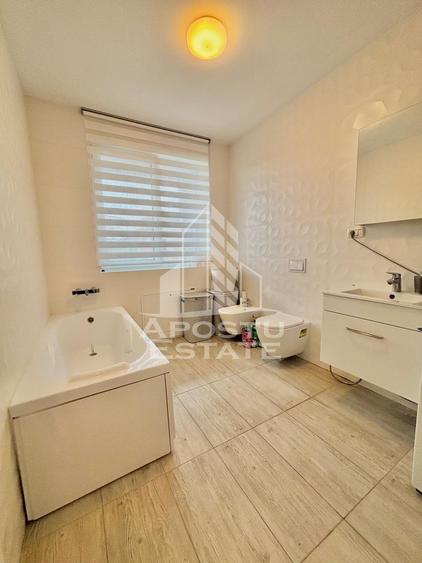 Casa individuala cu 5 camere si 4 bai in Giroc la asfalt.