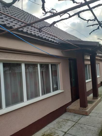 Vand casa singur in curte,pe un nivel,Unirii,3 camere,teren 490 mp,acces auto.
